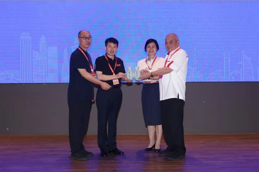 王新軍仰韶雙聯(lián)壺贈(zèng)馬來(lái)西亞，中馬友誼再續(xù)千年雅韻